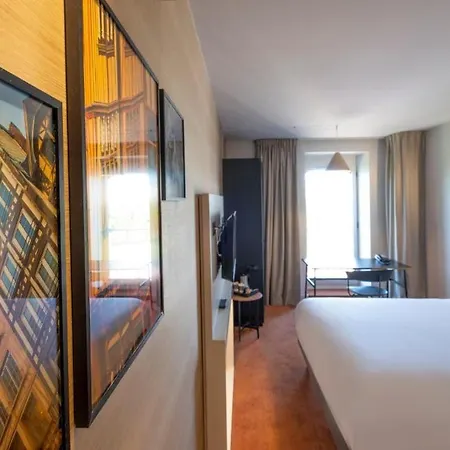 Mercure Centre Champ De Mars 4*