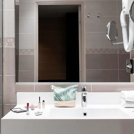 Hotel Mercure Centre Champ De Mars 4*
